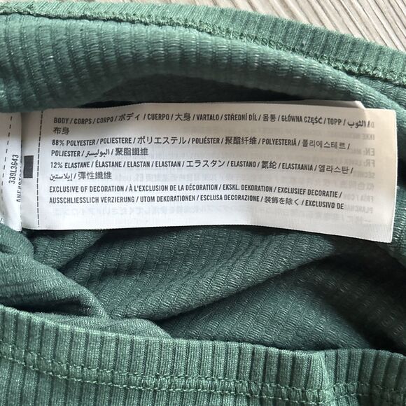 Hollister Seamless Ribbed Swoop Neck Short Sleeved Shirt Size Green Medium - Picture 9 of 9